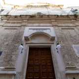 Al centro si apre un portale con lunetta sovrastato dal nome dell�arciconfraternita di San Giuseppe, a cui corrisponde, nell�ordine superiore, una finestra mistilinea. La facciata � infine conclusa da un timpano spezzato alla cui sommit� � collocata una croce in ferro battuto